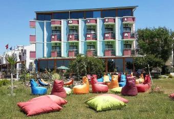 Linda Butik Otel G  m  ld  r has Balcony rooms