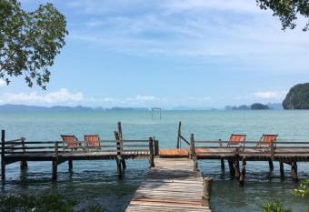 Bananas Resort & Restaurant has Balcony rooms