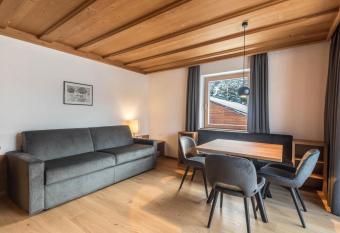 La Grambla App Mont Seuc has Balcony rooms