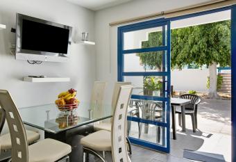 Villa Playmar has Balcony rooms