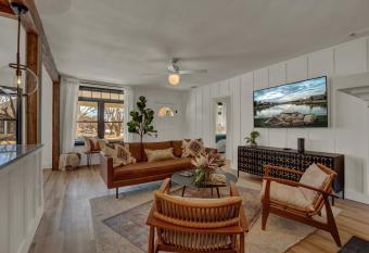 Luxury Oasis Walk to Main Hot Tub-Firepit-Grill has Balcony rooms