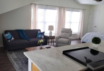 *Cozy Studio Carriage House- Minutes from Downtown has Balcony rooms