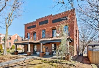The Brick House - Historic District - WALK Downtown or U of A - Sleeps TEN has Balcony rooms
