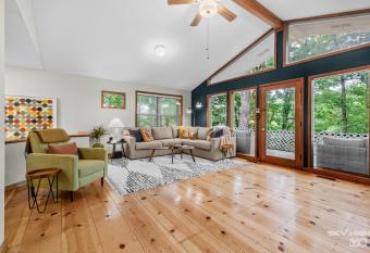 MCM Lakehouse - Direct Lake Access - Sleeps 8 has Balcony rooms