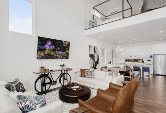 Terracotta Townhome - Across the street from The Momentary - Bikes available for guests has Balcony rooms