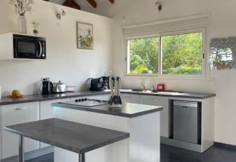 magnifique villas capucines avec piscine has Balcony rooms