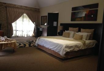 The Waterfront Country Lodge has rooms with a private hot tub