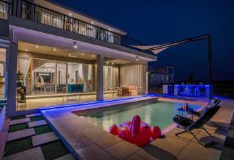 StayVista at Champagne Bliss - All Meals Included has Balcony rooms