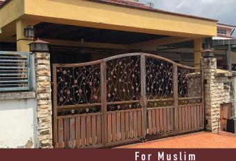 Rosalinda Homestay at Senawang has Balcony rooms