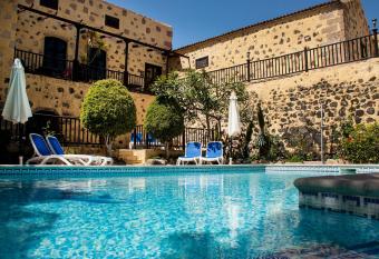 Bougainvillea Cottage allows 18 year olds to book a room