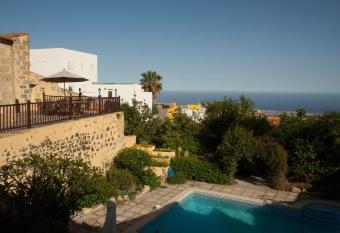 Hibiscus Cottage allows 18 year olds to book a room