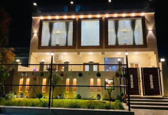 Crescent Inn has Balcony rooms