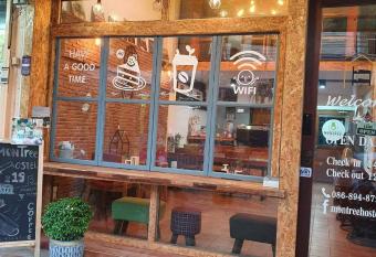 Montree Hostel has Balcony rooms