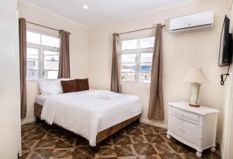 Mariner Suites has Balcony rooms