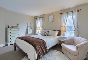 Newly Updated Charming Backyard & Grill has Balcony rooms