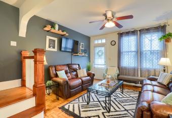 Rare City Home w/ Backyard Fire-pit & Hot tub has rooms with a private hot tub