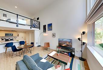 Central Loft has Balcony rooms