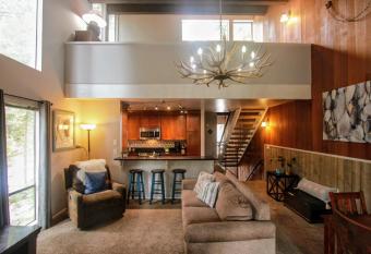 Woodsy retreat near Northstar & lake has Balcony rooms