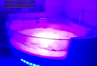 @Romantic Suite & Spa @Jacuzzi @ Parking gratuit @ allows 18 year olds to book a room