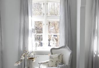 SCHLEI LIEBE allows 18 year olds to book a room