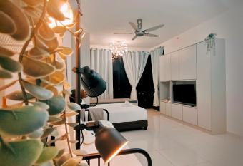 Beacon Executive Suite at Georgetown for 10pax and 2 BED ROOM has Balcony rooms