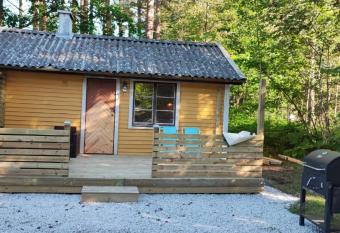 Mysig stuga med n  rhet till str  nder och n  jen has Balcony rooms