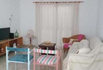 Amplio Departamento, cerca de Santa Fe y Aeropuerto de Sauce Viejo allows 18 year olds to book a room