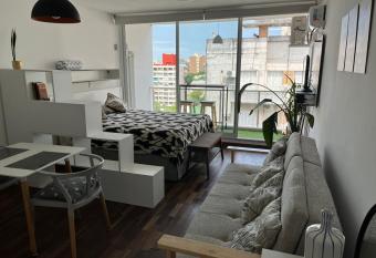 Monoambiente luminoso y moderno allows 18 year olds to book a room