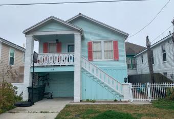 Kenzie   s Klubhouse has Balcony rooms