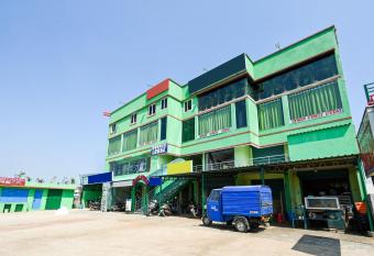 OYO 87021 Indumati Lodge allows 18 year olds to book a room