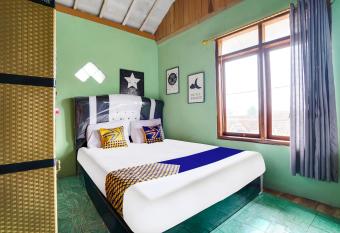 OYO Homes 91011 Eco Tourism Desa Cibodas Areng 1 Syariah allows 18 year olds to book a room