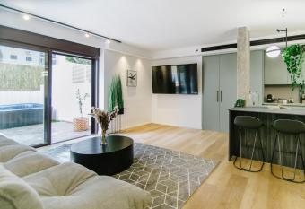 Yaffo Joy - Garden Apartment has rooms with a private hot tub