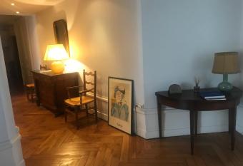 Berges du Rh  ne/ Chambre avec balcon has Balcony rooms