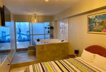 Bella Esmeralda has rooms with a private hot tub