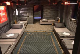 Kinizsi Szuter  n allows 18 year olds to book a room