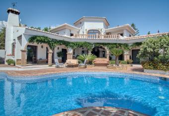 Luxury 4-bedroom villa, private pool and outhouse has Balcony rooms