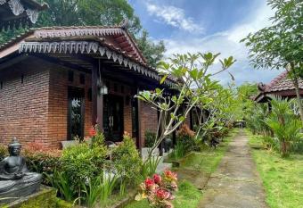 Ndalem Setumbu has Balcony rooms