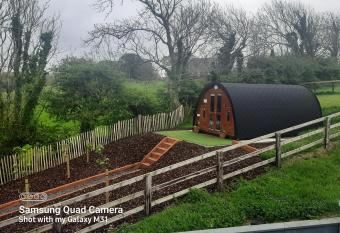 Ivy hill Glamping Pod has Balcony rooms