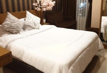 Alfarez Room allows 18 year olds to book a room