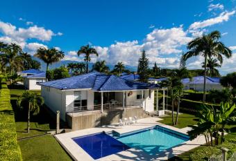 Hotel Palma Verde allows 18 year olds to book a room