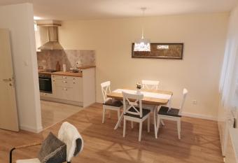 Vi  nja-Ravnice has Balcony rooms