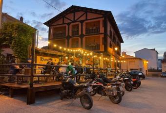 Hostal Restaurante Serrania allows 18 year olds to book a room