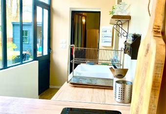 Studio Muret atypique allows 18 year olds to book a room