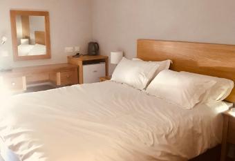 Leanna s Lodge, Keshcarrigan allows 18 year olds to book a room