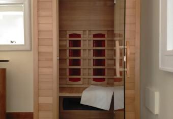 Hotel Quadrifoglio Roma Eur has rooms with a private hot tub