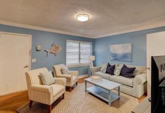 #61 Beautiful Condo Ideal Location 2BDR/2 Parkings has Balcony rooms