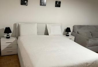 Cosy apartment - GENEVA Centre allows 18 year olds to book a room