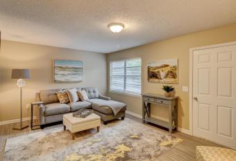 #111 Elaborate Condo Ideal Location 2brm/2 Parking has Balcony rooms