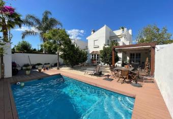 Bonita villa a 600m de la playa has Balcony rooms