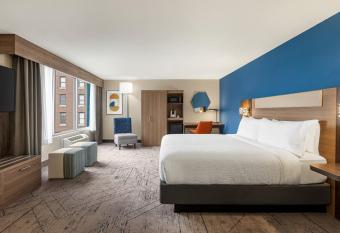 Holiday Inn Express & Suites Evansville Downtown By IHG has rooms with a private hot tub